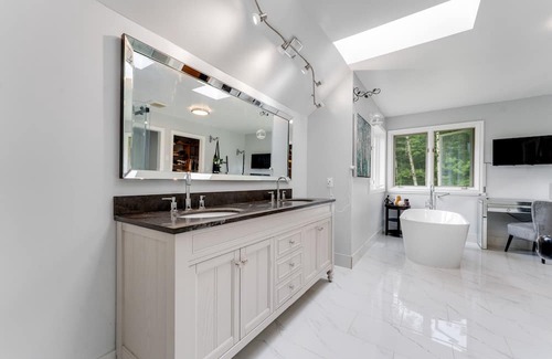 Munster Hamlet - Richmond House | 8000+ sq ft MANSION with indoor pool for 20+ guests! The Sens old Party House!