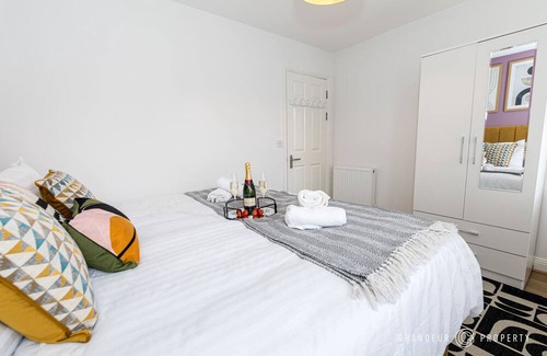 Poole House | Spacious & modern 3 bed, 10 min to beach, parking