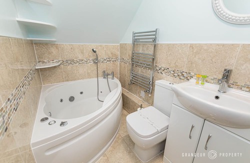 Poole House | Spacious & modern 3 bed, 10 min to beach, parking