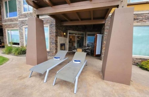 Central Okanagan Condo | 7102 - Beachfront Stunner - Boat Slip Availablenn