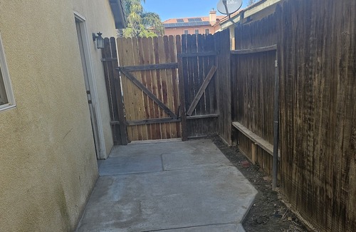 Greenacres Apartment | LOCATION!! Few minutes away River Park and shopping center