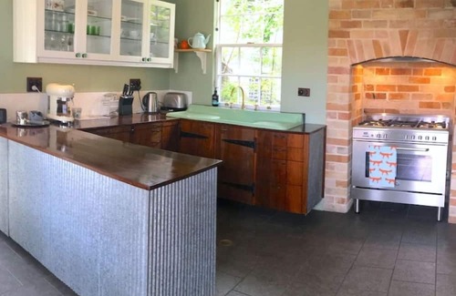 Milton Cottage | Donovan's Cottage, take a step back in time in the historic, trendy town of Milton