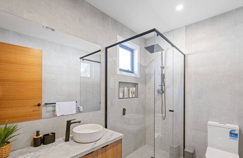 Rhyll House | Swan Bay Park by Ready Set Stay - WIFI, Full Linen and Towels, Central