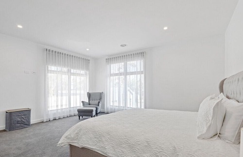 Rhyll House | Swan Bay Park by Ready Set Stay - WIFI, Full Linen and Towels, Central