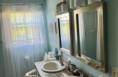 Cranston House | Simple, quiet, luxurious 3 floor house minutes from malls and airport