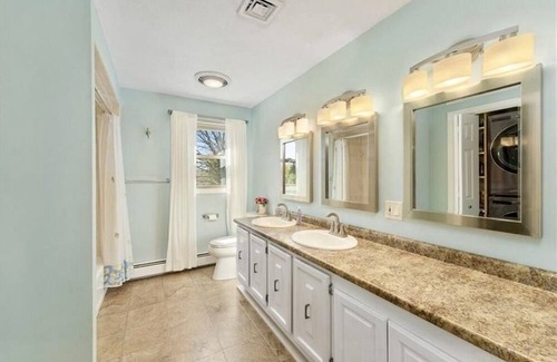 Cranston House | Simple, quiet, luxurious 3 floor house minutes from malls and airport