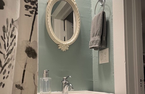 Oakley House | Private Suite: Walk to Biltmore and Breweries