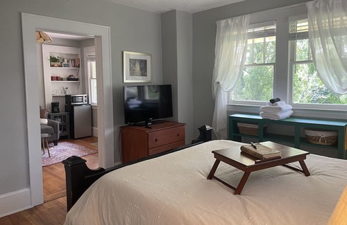 Oakley House | Private Suite: Walk to Biltmore and Breweries