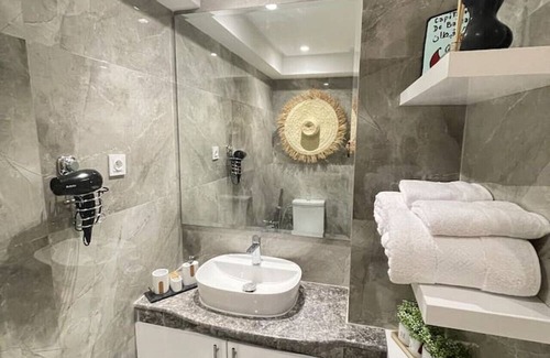 Gueliz Apartment | New Apartment in city center, with balcony, Gueliz