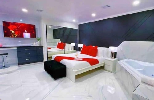 Houston Apartment | H&S Pleasure Suite with Jacuzzi 8 mi from IAH