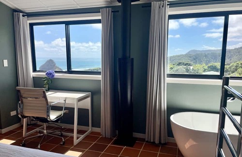 Piha House | Panoramic Views. Modern Batch. Walk to the beach.