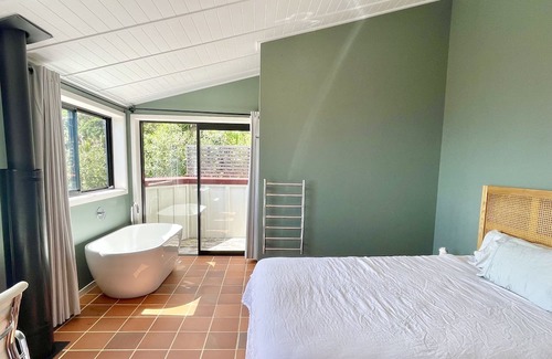 Piha House | Panoramic Views. Modern Batch. Walk to the beach.