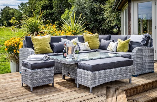 Pulborough Cabin | A tranquil Boathouse tailor-made for couples seeking a luxurious getaway.