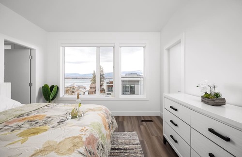 Central Okanagan House | Waterfront, Rftp Patio & Hottub