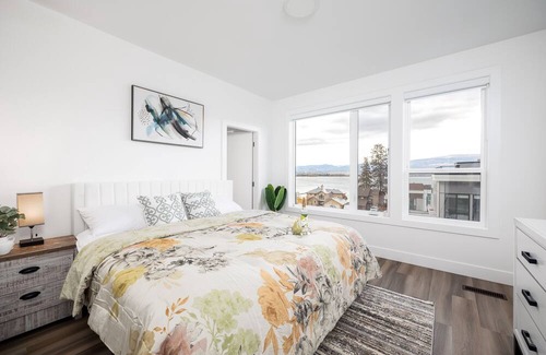 Central Okanagan House | Waterfront, Rftp Patio & Hottub