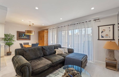 Sawtelle Condo | Cozy & Serene Brentwood Luxury Condo - 82 Walk Score -Pool/Spa