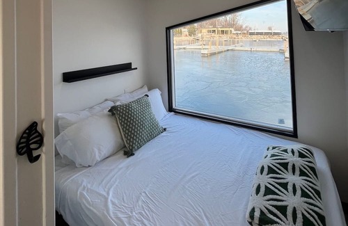 Sandusky Boat Rental | Lux Houseboat #2 at SoLSTAY