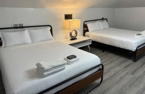 Central Oklahoma City House | 6BR- 4BA- Prime Location- Stay up to 16- Rain Shower