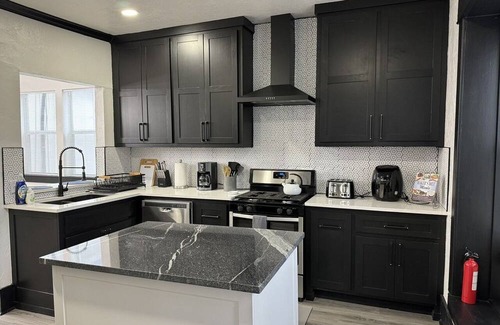 Central Oklahoma City House | 6BR- 4BA- Prime Location- Stay up to 16- Rain Shower