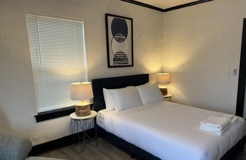 Central Oklahoma City House | 6BR- 4BA- Prime Location- Stay up to 16- Rain Shower