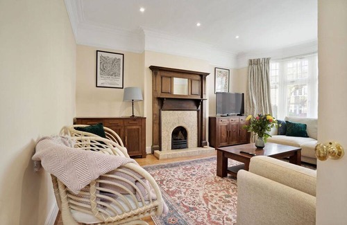Finchley House | 5 bedroom house with 3 parking spaces and large private garden