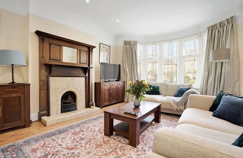 Finchley House | 5 bedroom house with 3 parking spaces and large private garden
