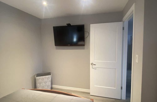 Sundridge House | Downtown Belmont & Main - Lower level