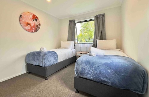 Hamilton House | Modern Retreat with King Bed - By KOSH BNB