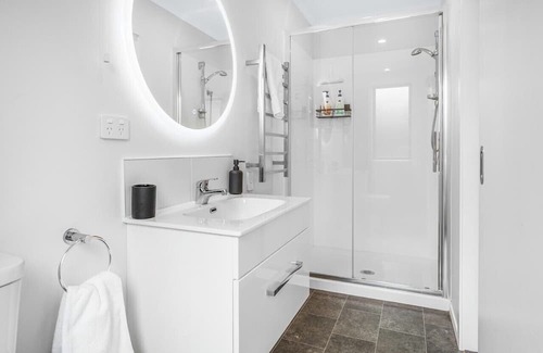 Hamilton House | Modern Retreat with King Bed - By KOSH BNB