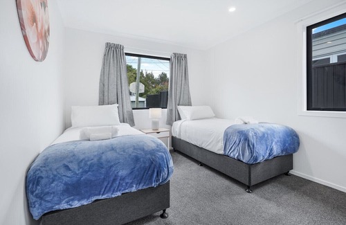 Hamilton House | Modern Retreat with King Bed - By KOSH BNB