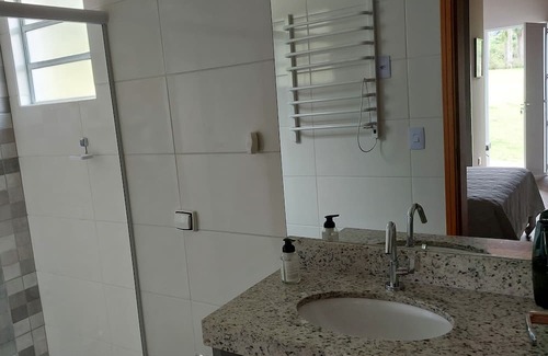 Sao Roque Ski Chalet | Casa em Frente a um Lago, Próximo a Rota do Vinho em São Roque - SP