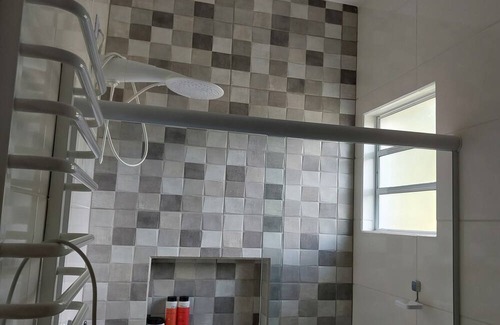 Sao Roque Ski Chalet | Casa em Frente a um Lago, Próximo a Rota do Vinho em São Roque - SP