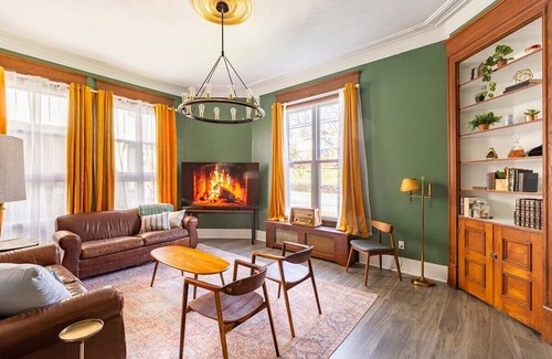 Washington Apartment | King Beds | On W&J Campus | Social Media Ready Art