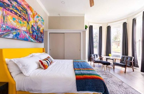 Washington Apartment | King Beds | On W&J Campus | Social Media Ready Art