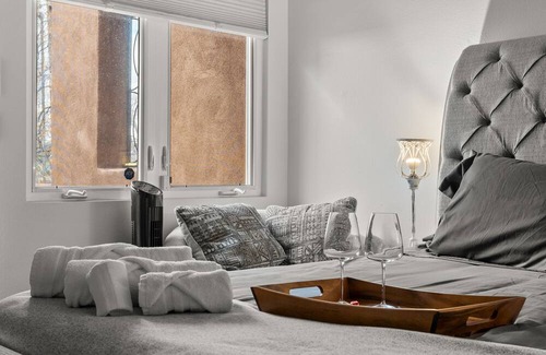 Spruce Park House | King Bed Little Tokyo Exotic Historic Spruce Park