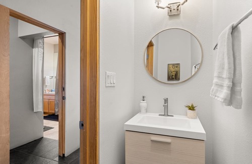 Spruce Park House | King Bed Little Tokyo Exotic Historic Spruce Park