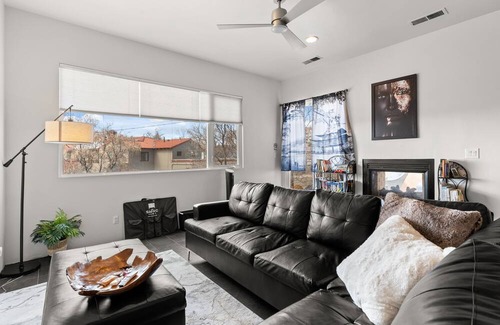 Spruce Park House | King Bed Little Tokyo Exotic Historic Spruce Park