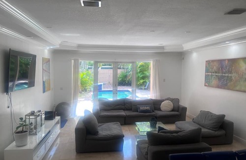 The Roads House | 3-bedroom 3.5 Bathrooms townhome in enjoyable Heart of Downtown Miami with Pool