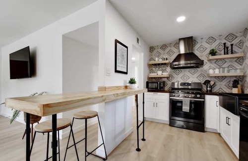 Terrell Heights House | Cozy 4-bedroom 2 King, 2 Queen- 10 min from SAT