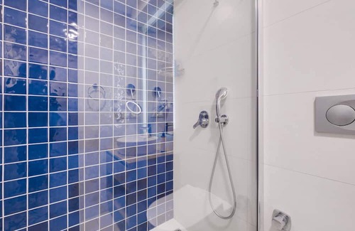 Bodrum City Center Apartment | Stylish Flat w Pool n Balcony 5 min to Beach