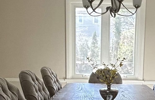 Beachwood House | Best vibes for the Solar Eclipse at this peaceful and centrally located getaway!