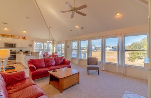 Corolla House | Soundside home in the Currituck Club with countless community amenities!