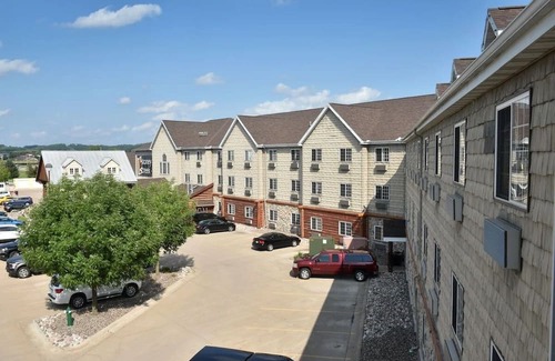 Onalaska House | Home-Away-From-Home in Onalaska w/ Hot Tub and Breakfast | 3 Units