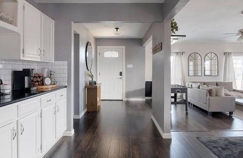 The Colony House | Central Moody Chic 4BR w/ Pool