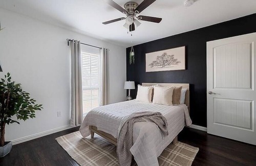 The Colony House | Central Moody Chic 4BR w/ Pool