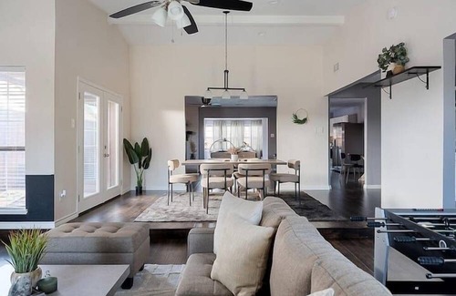 The Colony House | Central Moody Chic 4BR w/ Pool