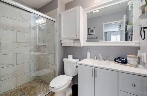 The Colony House | Central Moody Chic 4BR w/ Pool