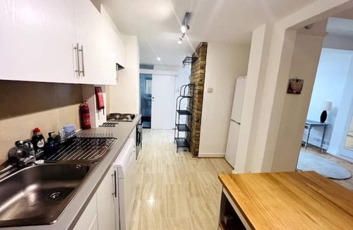 Leigh-on-Sea Apartment | Heart Of Leigh On Sea Ground Floor Flat W/ Garden