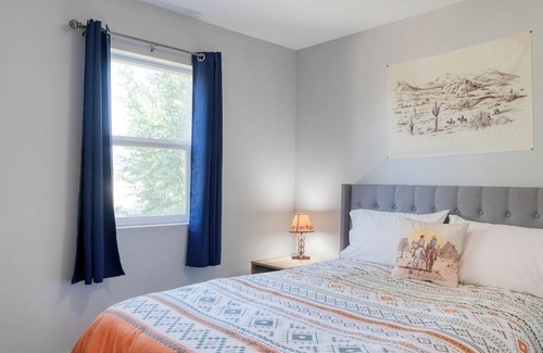 Evergreen House | Cowboy Castle | MT Sky Haus - 8 mins from airport
