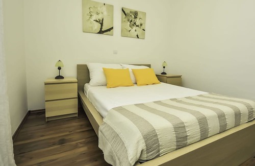 Obrovac Apartment | Lovely apartment for 4 people with WIFI, A/C, TV, terrace, pets allowed and parking